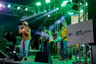 O Dia de São João foi inesquecível no Palhoção do Povo!A quinta noite do nosso Arraiá da Estação foi marcada por alegria, tradição e muita música boa.Rei do Cangaço, Benil e Felipe Diniz fizeram o público dança (4)