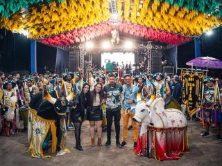 O São João dos Palmares 2025 também foi espaço para o brilho da nossa cultura popular! 🌽🔥Na última noite de festa, o Palhoção do Povo parou para assistir à belíssima apresentação do Boi Glorioso de Bonito – P (6)