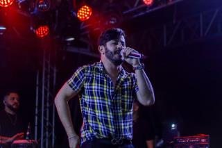 A véspera de São João foi marcada por mais uma grande noite de festa no Palhoção do Povo!O público lotou o espaço e curtiu cada momento ao som de Azulinho, Walison Lopes e Edy & Nathan!Foi forró, alegria e muit (6)