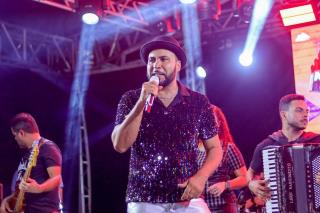 A véspera de São João foi marcada por mais uma grande noite de festa no Palhoção do Povo!O público lotou o espaço e curtiu cada momento ao som de Azulinho, Walison Lopes e Edy & Nathan!Foi forró, alegria e muit (5)