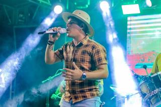 O Dia de São João foi inesquecível no Palhoção do Povo!A quinta noite do nosso Arraiá da Estação foi marcada por alegria, tradição e muita música boa.Rei do Cangaço, Benil e Felipe Diniz fizeram o público dança (2)