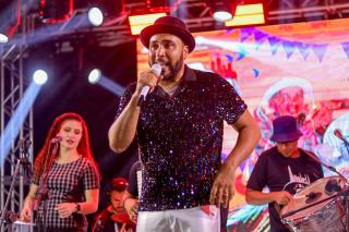 A véspera de São João foi marcada por mais uma grande noite de festa no Palhoção do Povo!O público lotou o espaço e curtiu cada momento ao som de Azulinho, Walison Lopes e Edy & Nathan!Foi forró, alegria e muit (4)