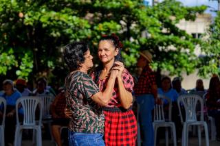 O 1º Arraiá Intermunicipal da Pessoa Idosa foi um verdadeiro espetáculo de tradição, alegria e muita animação!Reunimos grupos da melhor idade em uma grande celebração cultural com danças, comidas típicas e forr (3)