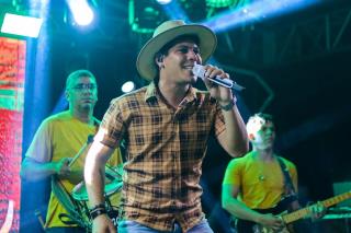 O Dia de São João foi inesquecível no Palhoção do Povo!A quinta noite do nosso Arraiá da Estação foi marcada por alegria, tradição e muita música boa.Rei do Cangaço, Benil e Felipe Diniz fizeram o público dançar, c
