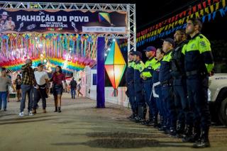 A véspera de São João foi marcada por mais uma grande noite de festa no Palhoção do Povo!O público lotou o espaço e curtiu cada momento ao som de Azulinho, Walison Lopes e Edy & Nathan!Foi forró, alegria e muit (1)