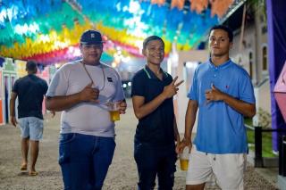 O Dia de São João foi inesquecível no Palhoção do Povo!A quinta noite do nosso Arraiá da Estação foi marcada por alegria, tradição e muita música boa.Rei do Cangaço, Benil e Felipe Diniz fizeram o público danç (15)