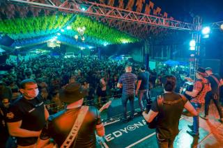 A véspera de São João foi marcada por mais uma grande noite de festa no Palhoção do Povo!O público lotou o espaço e curtiu cada momento ao som de Azulinho, Walison Lopes e Edy & Nathan!Foi forró, alegria e mui (17)