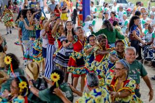 O 1º Arraiá Intermunicipal da Pessoa Idosa foi um verdadeiro espetáculo de tradição, alegria e muita animação!Reunimos grupos da melhor idade em uma grande celebração cultural com danças, comidas típicas e for (17)