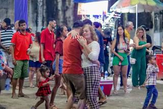 O Dia de São João foi inesquecível no Palhoção do Povo!A quinta noite do nosso Arraiá da Estação foi marcada por alegria, tradição e muita música boa.Rei do Cangaço, Benil e Felipe Diniz fizeram o público danç (13)