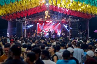 A véspera de São João foi marcada por mais uma grande noite de festa no Palhoção do Povo!O público lotou o espaço e curtiu cada momento ao som de Azulinho, Walison Lopes e Edy & Nathan!Foi forró, alegria e mui (14)