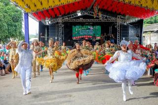 O 1º Arraiá Intermunicipal da Pessoa Idosa foi um verdadeiro espetáculo de tradição, alegria e muita animação!Reunimos grupos da melhor idade em uma grande celebração cultural com danças, comidas típicas e for (14)
