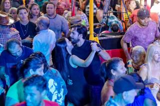 A noite de ontem foi daquelas que a gente guarda na memória!A Véspera de São Pedro lotou o Palhoção do Povo, com muito forró, animação e aquele clima gostoso que só o Arraiá da Estação tem.E sabe o melhor Ainda (9)