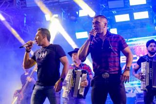 A véspera de São João foi marcada por mais uma grande noite de festa no Palhoção do Povo!O público lotou o espaço e curtiu cada momento ao som de Azulinho, Walison Lopes e Edy & Nathan!Foi forró, alegria e mui (13)
