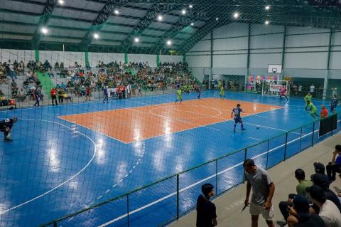 ⚽ A primeira noite do Campeonato Interbairros de Futsal foi um sucesso! 🙌O Ginásio Poliesportiv (12)