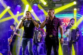 A véspera de São João foi marcada por mais uma grande noite de festa no Palhoção do Povo!O público lotou o espaço e curtiu cada momento ao som de Azulinho, Walison Lopes e Edy & Nathan!Foi forró, alegria e mui (12)