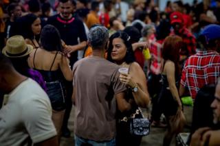 A véspera de São João foi marcada por mais uma grande noite de festa no Palhoção do Povo!O público lotou o espaço e curtiu cada momento ao som de Azulinho, Walison Lopes e Edy & Nathan!Foi forró, alegria e mui (11)