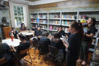 Aluno EE Dr João Thienne na Biblioteca NO - atividade sobre crônicas 2025-05-19 (51)