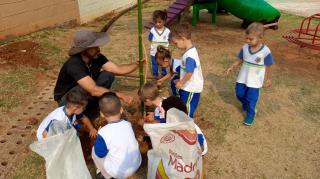 Plantio Árvores Meio Ambiente + Educação EMEB Penha Maria Sta Luiza 2024-10-03 (8)