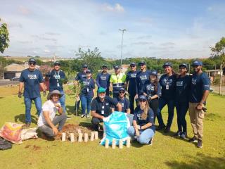 Plantio mudas árvores Praça e Ecoponto Monte das Oliveiras - Meio Ambiente 2025-03-17 (10)