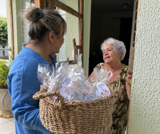 Entrega ovos de Páscoa Fundo Social na Vila Melhor Idade (6)