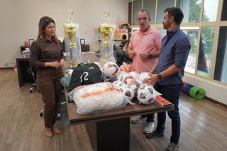 Vereadora Marcia entrega de kits materiais Esportes PMNO 2025-04-25 (2)