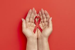 pessoa-segurando-uma-fita-do-dia-mundial-da-aids