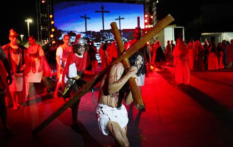 Encenação da Paixão de Cristo enche arquibancada do Centro de Convenções e reúne cerca de 300 participantes em Atibaia