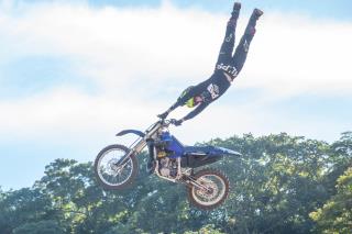 Centro de Convenções recebe competição internacional de motocross, com transmissão pela Rede Globo