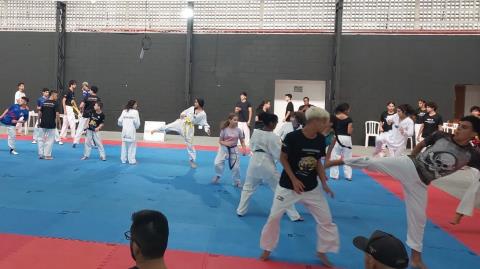 Campeã mundial de taekwondo esteve em Atibaia para ministrar seminário aos alunos do projeto “Cidadão Campeão”