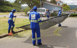 Zeladoria Municipal segue com serviços de limpeza e roçada em toda a cidade