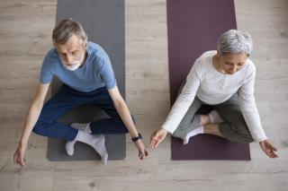 couple-training-together-home (2)