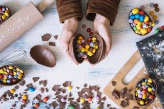 crop-hands-opening-chocolate-egg (1)