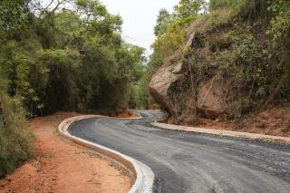 Avanço histórico: pavimentação com bloquete e asfalto ecológico da Estrada da Pedra Grande está em andamento