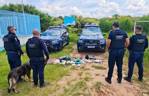 GCM de Atibaia apreende mais de 5 kg de drogas em área de mata com apoio do Canil