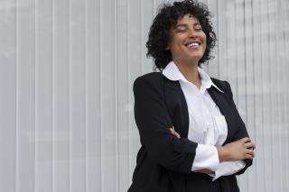 side-view-smiley-woman-posing