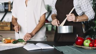 close-up-de-par-velho-preparando-alimento-cozinha