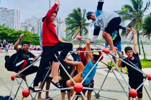 Alunos da Rede Municipal têm dia especial na praia de Santos