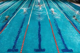 five-swimmers-racing-against-each-other-swiming-pool (1)
