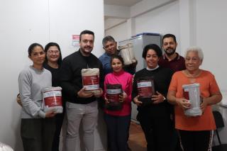 A PREFEITURA DE ESTIVA GERBI ENTREGA COBERTORES, PARA OS ASSISTIDOS DO CRAS