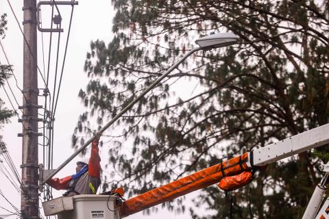 Instalação de lâmpadas de LED em Guararema - Crédito fotos Warley Kenji - Comunicação PMG (4)