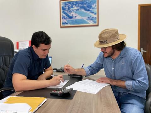 Secretário Gabriel Boffo e prefeito Germino Roz enfatizaram gestão fiscal. Foto: Arquivo Prefeitura de Batayporã.