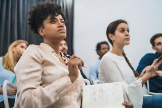 grupo-de-empresarios-multietnicos-criativos-trabalhando-em-um-projeto-e-tendo-uma-reuniao-de-brainstorming-trabalho-em-equipe-e-conceito-de-brainstorming