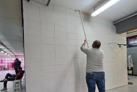 Prefeitura revitaliza pintura da área interna do Shopping Popular