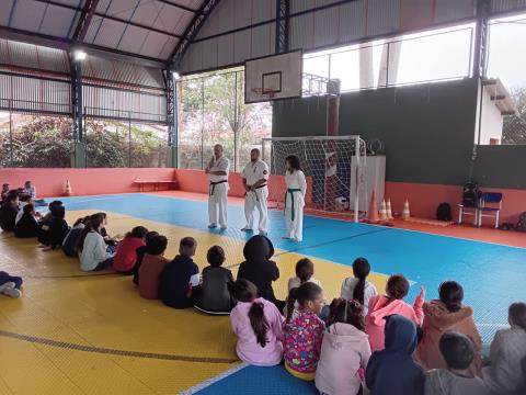 Prefeitura leva Caravana Esportiva a mais de 200 alunos de escola no Chácara Flórida