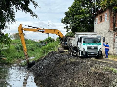 Prefeitura inicia desassoreamento de córrego no bairro Hércules Masson