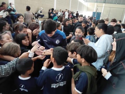 Caravana Esportiva leva futsal e inspiração aos alunos de escola do bairro Novo Horizonte