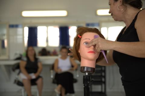 Escola do Trabalho abre inscrições para mais de 100 vagas nas áreas de beleza e informática