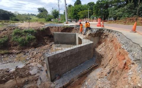 Estrada Sete Voltas recebe serviços de manutenção, reparos e melhorias no sistema de drenagem executados pelo DER