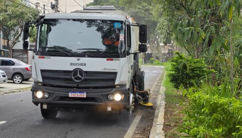 Prefeitura recolhe 36 toneladas de resíduos sólidos por meio do serviço de varrição mecanizada