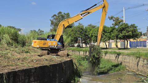 Prefeitura inicia limpeza e desassoreamento de córrego do Jardim Santa Tereza
